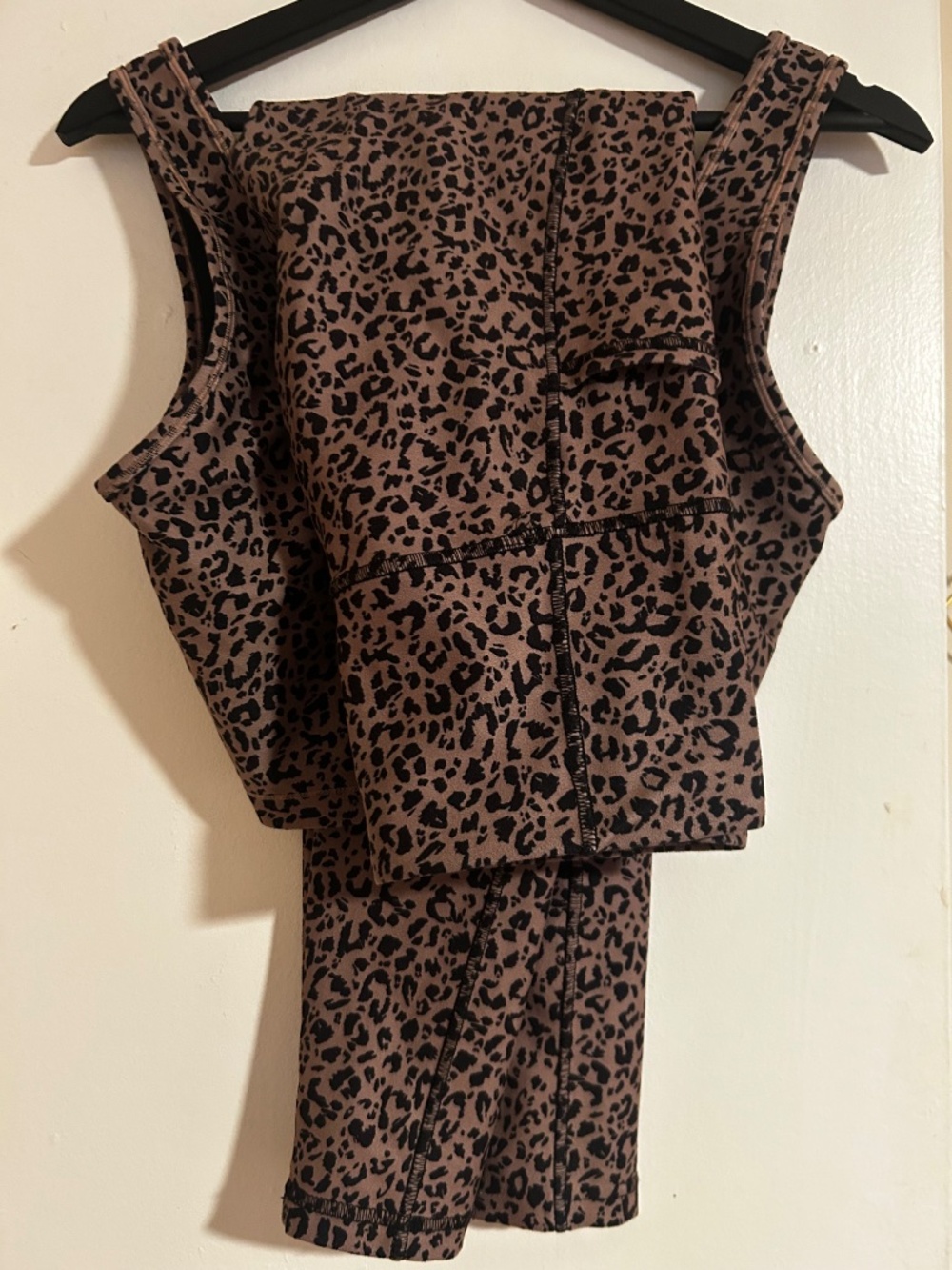 Matching leopard print activewear set - Picture 4 of 4